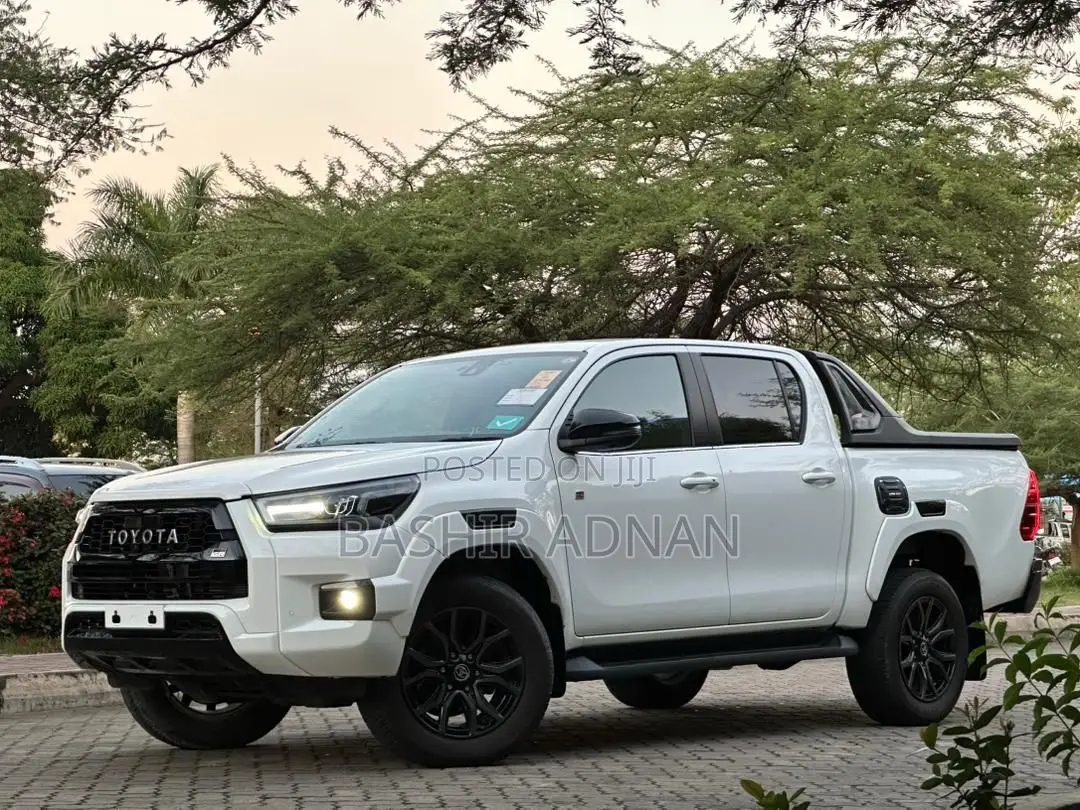 Toyota Hilux 2023 White