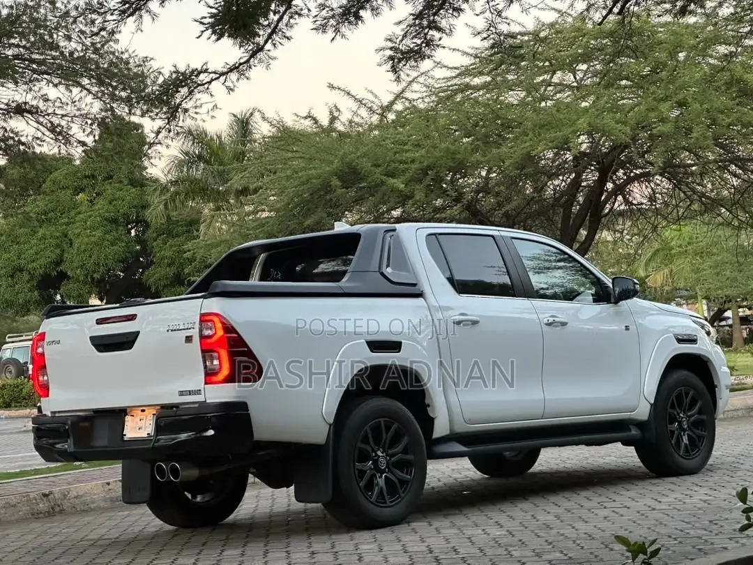 Toyota Hilux 2023 White