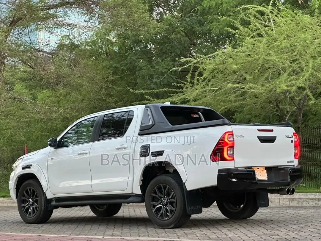 Toyota Hilux 2023 White