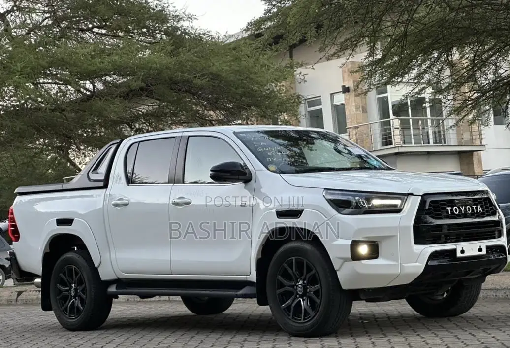 Toyota Hilux 2023 White