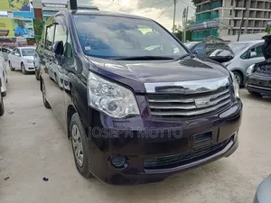Toyota Noah 2.0 143hp AWD (7 Seater) 2013 Maroon