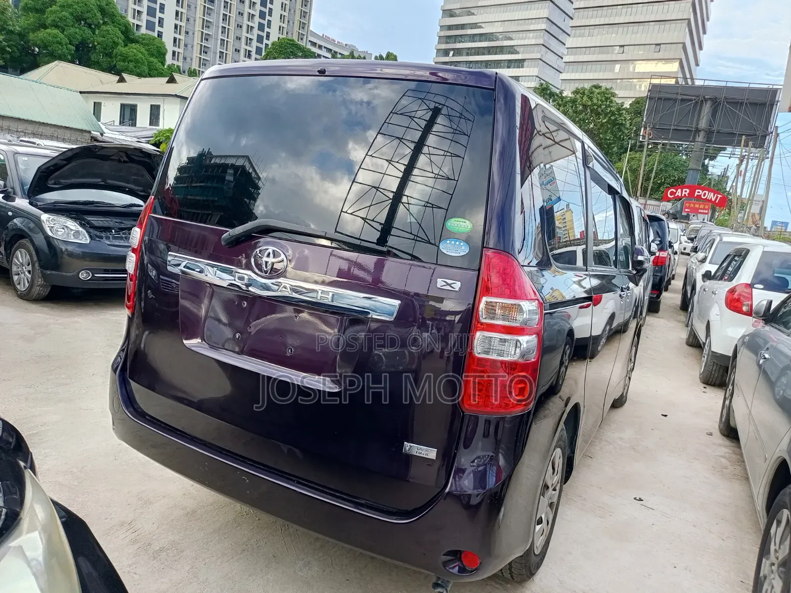 Toyota Noah 2.0 143hp AWD (7 Seater) 2013 Maroon
