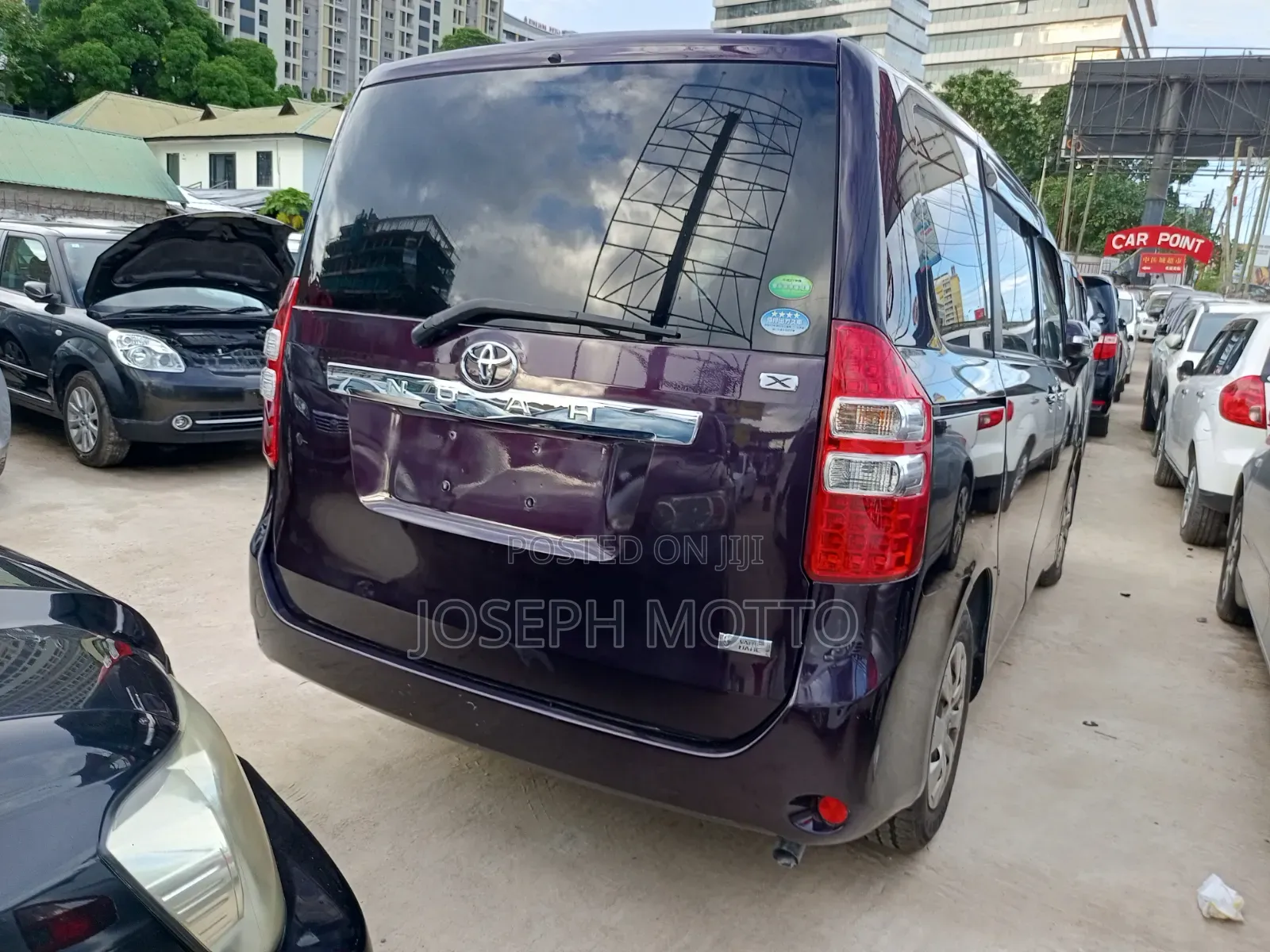 Toyota Noah 2.0 143hp AWD (7 Seater) 2013 Maroon