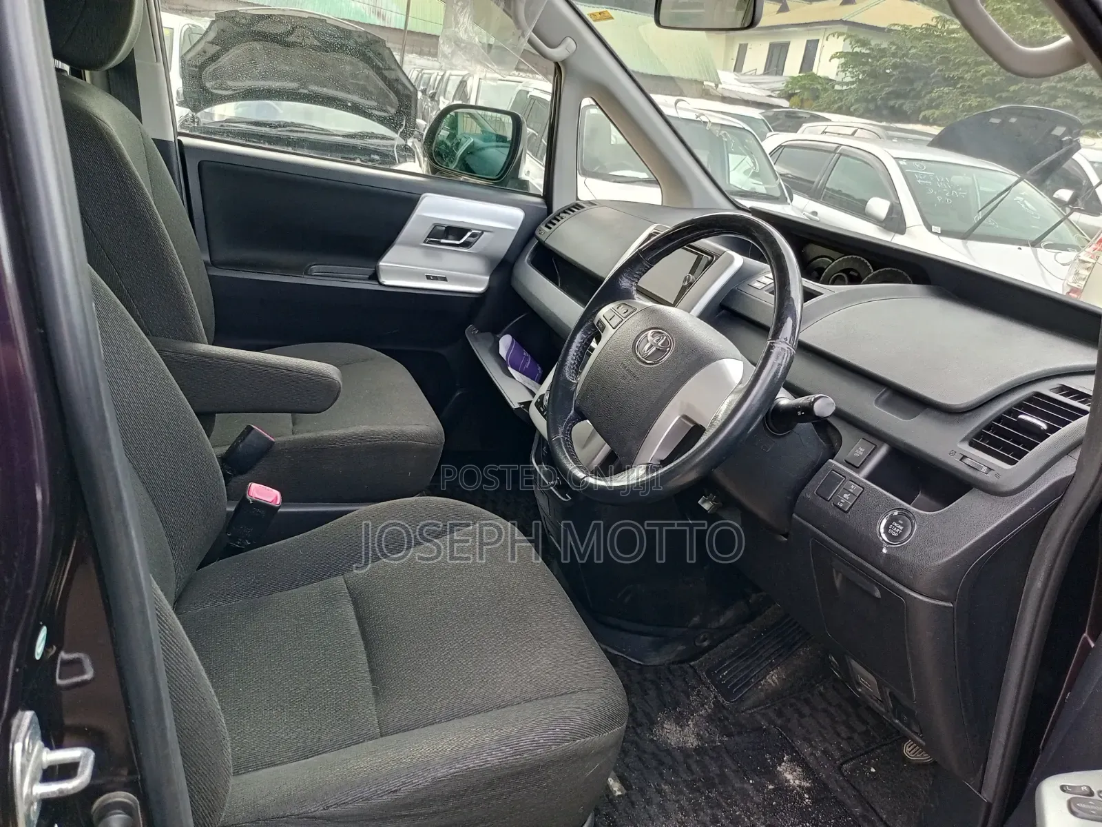 Toyota Noah 2.0 143hp AWD (7 Seater) 2013 Maroon
