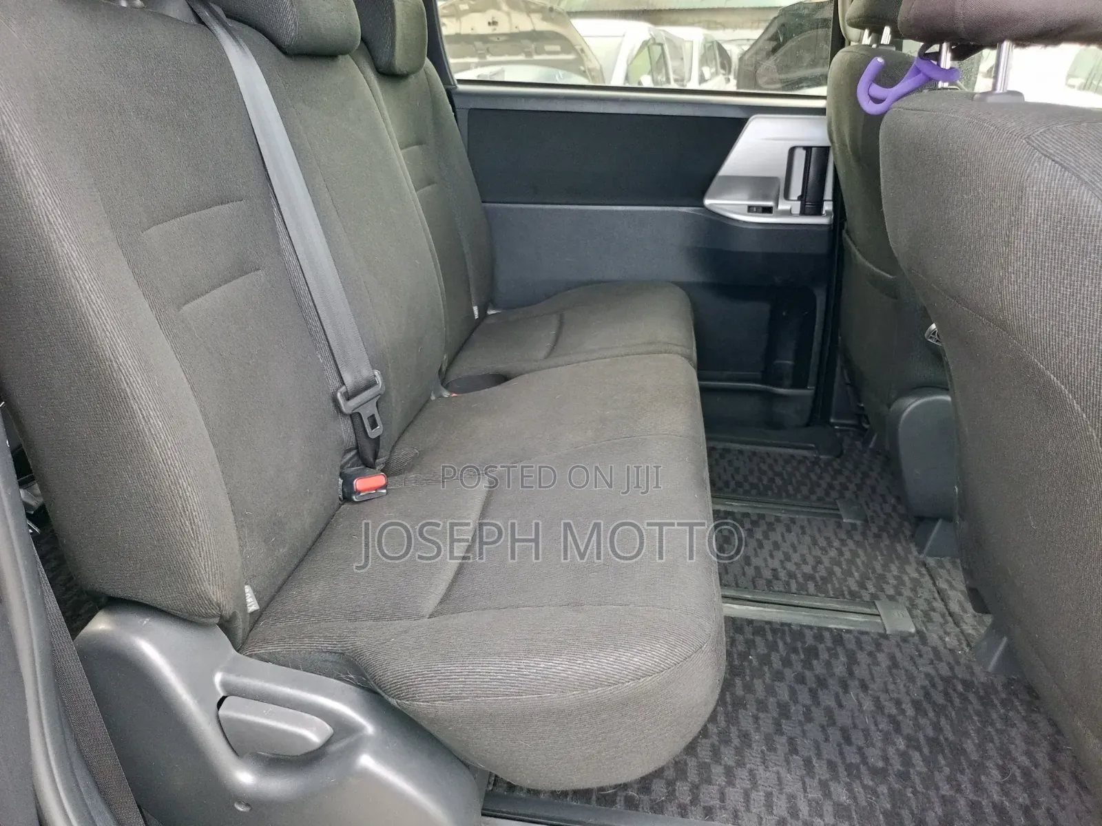Toyota Noah 2.0 143hp AWD (7 Seater) 2013 Maroon