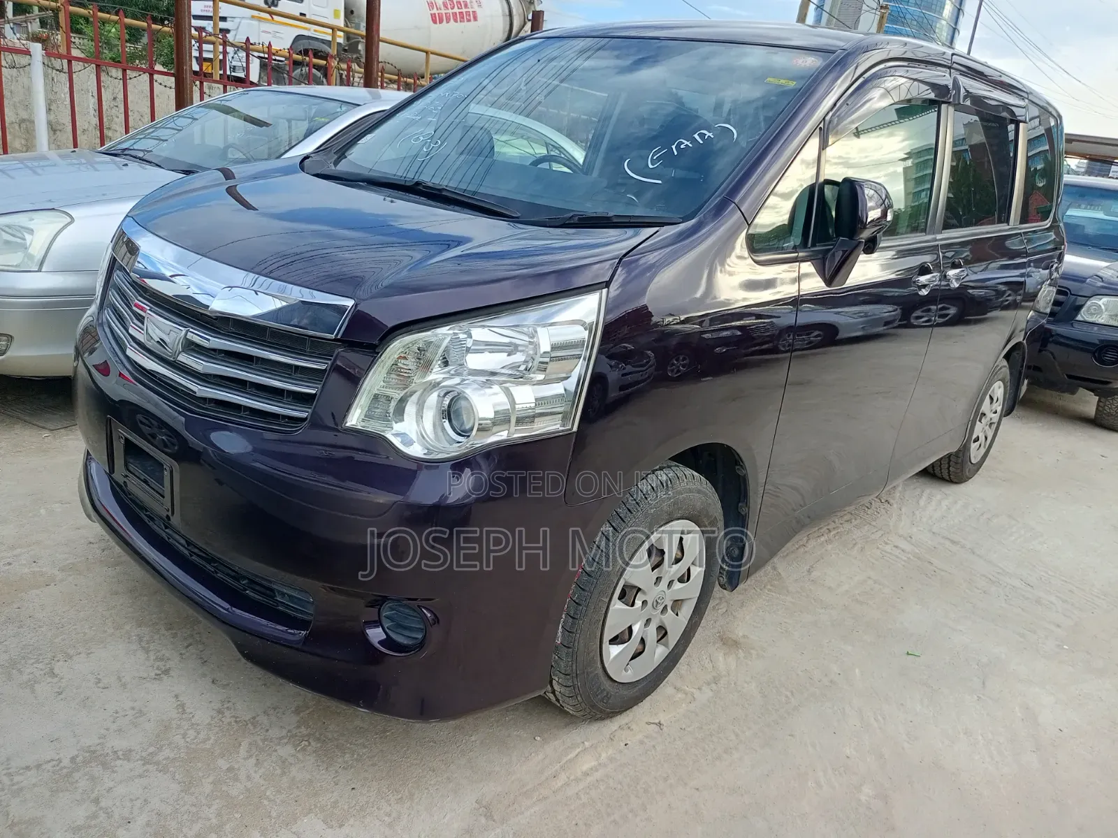 Toyota Noah 2.0 143hp AWD (7 Seater) 2013 Maroon
