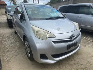 Toyota Ractis 1.3 FWD 2011 Silver
