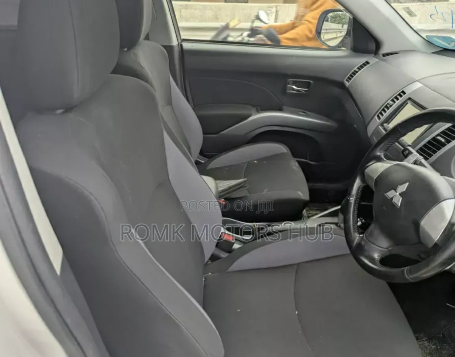 Mitsubishi Outlander 2011 White