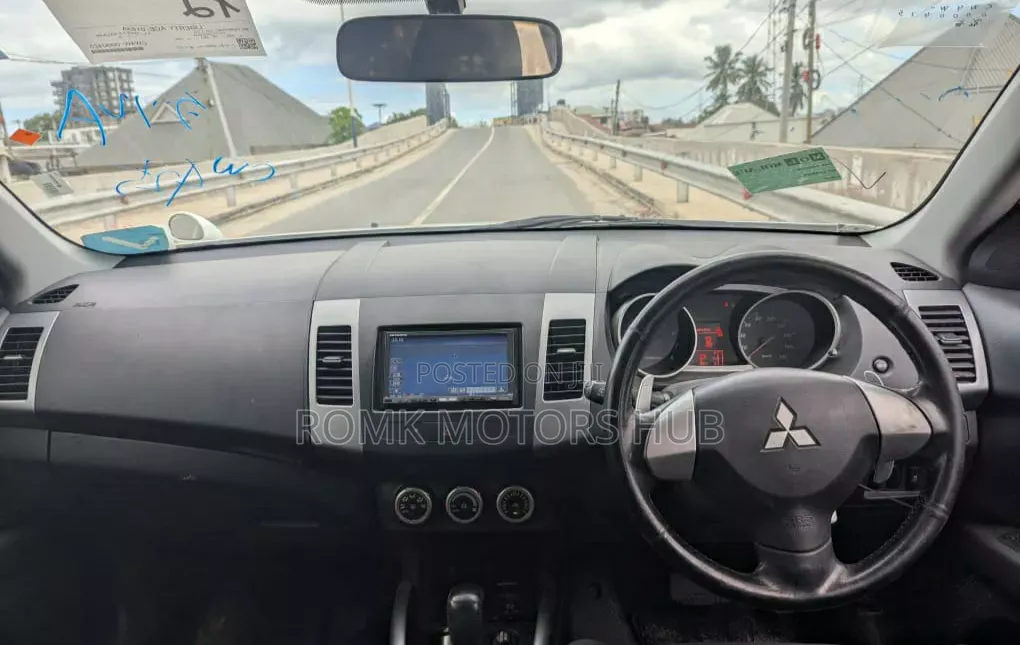 Mitsubishi Outlander 2011 White