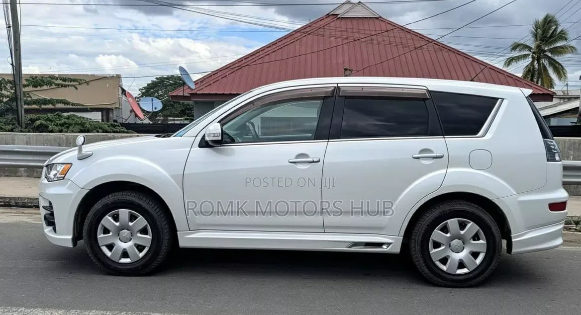 Mitsubishi Outlander 2011 White