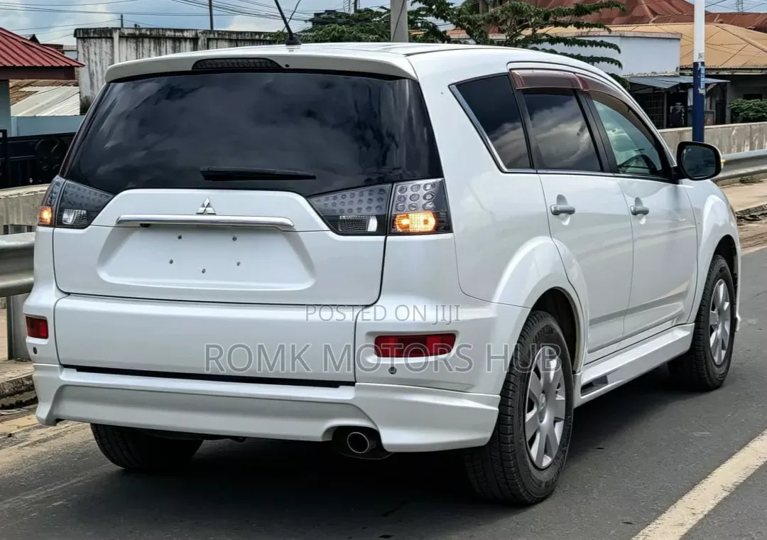 Mitsubishi Outlander 2011 White