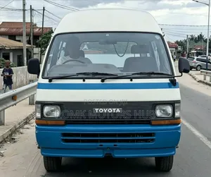 Toyota HiAce 2005 White