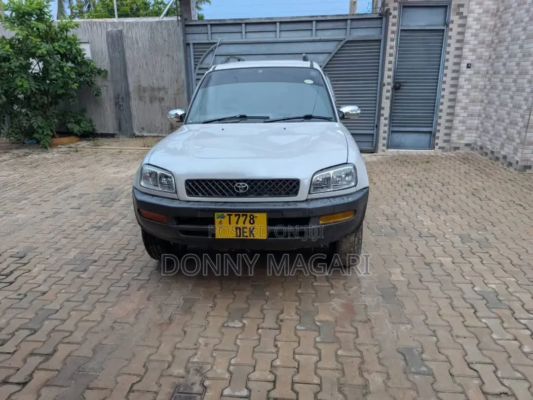 Toyota RAV4 1999 White