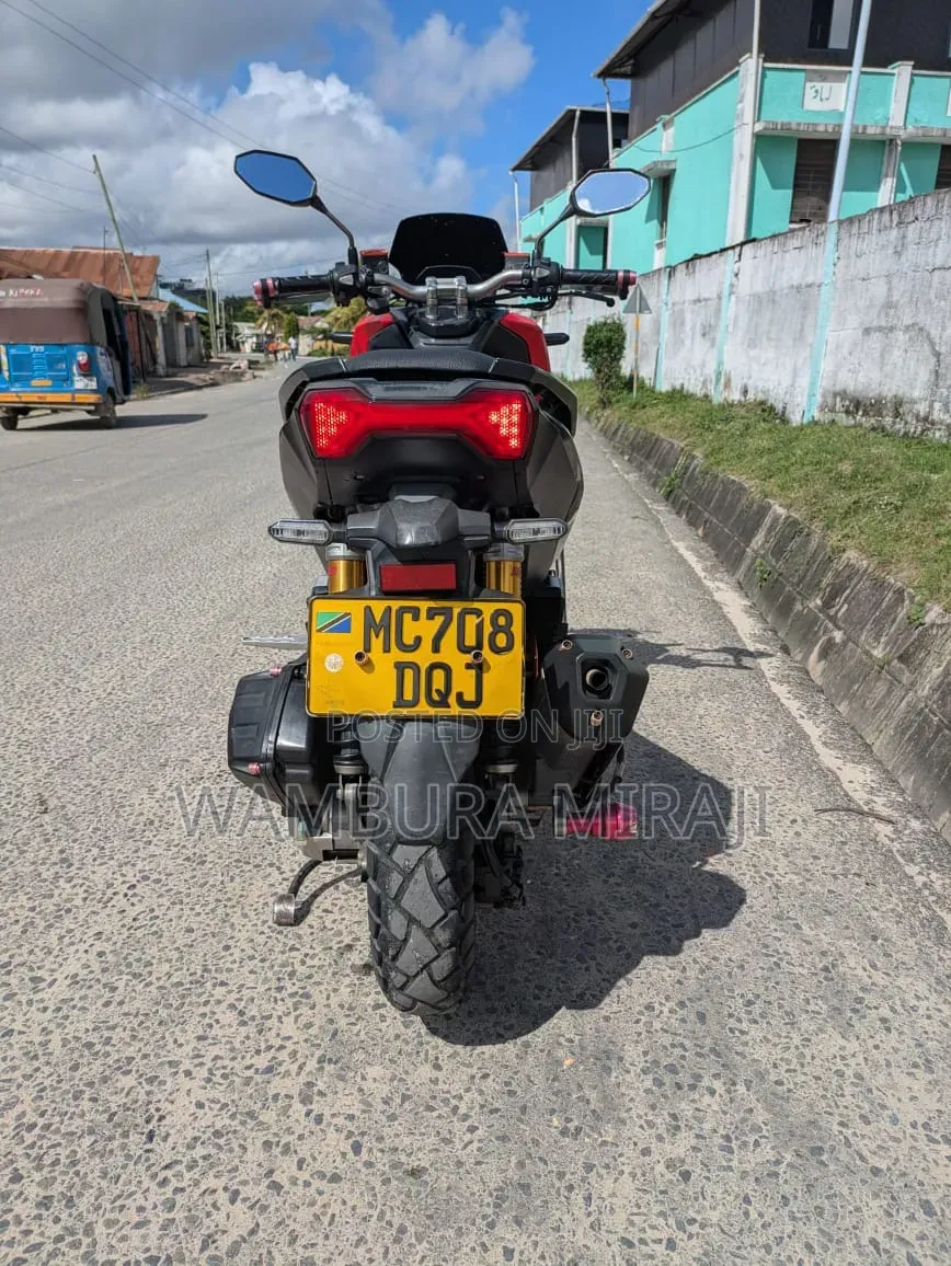 Honda CB 2025 Red