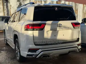 Toyota Land Cruiser LC300 2024 White