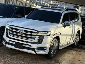 Toyota Land Cruiser LC300 2024 White