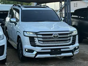 Toyota Land Cruiser LC300 2024 White