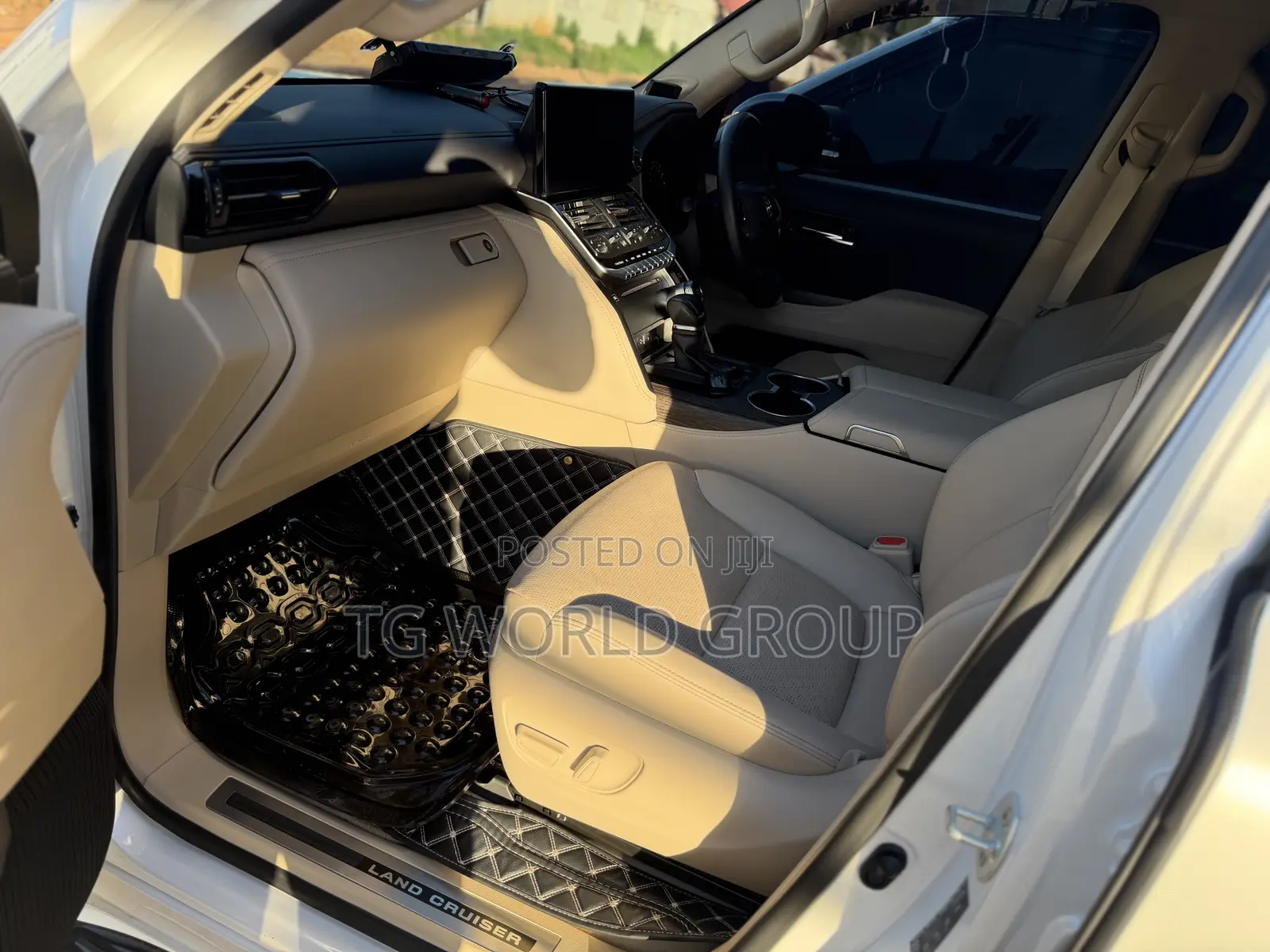Toyota Land Cruiser LC300 2024 White