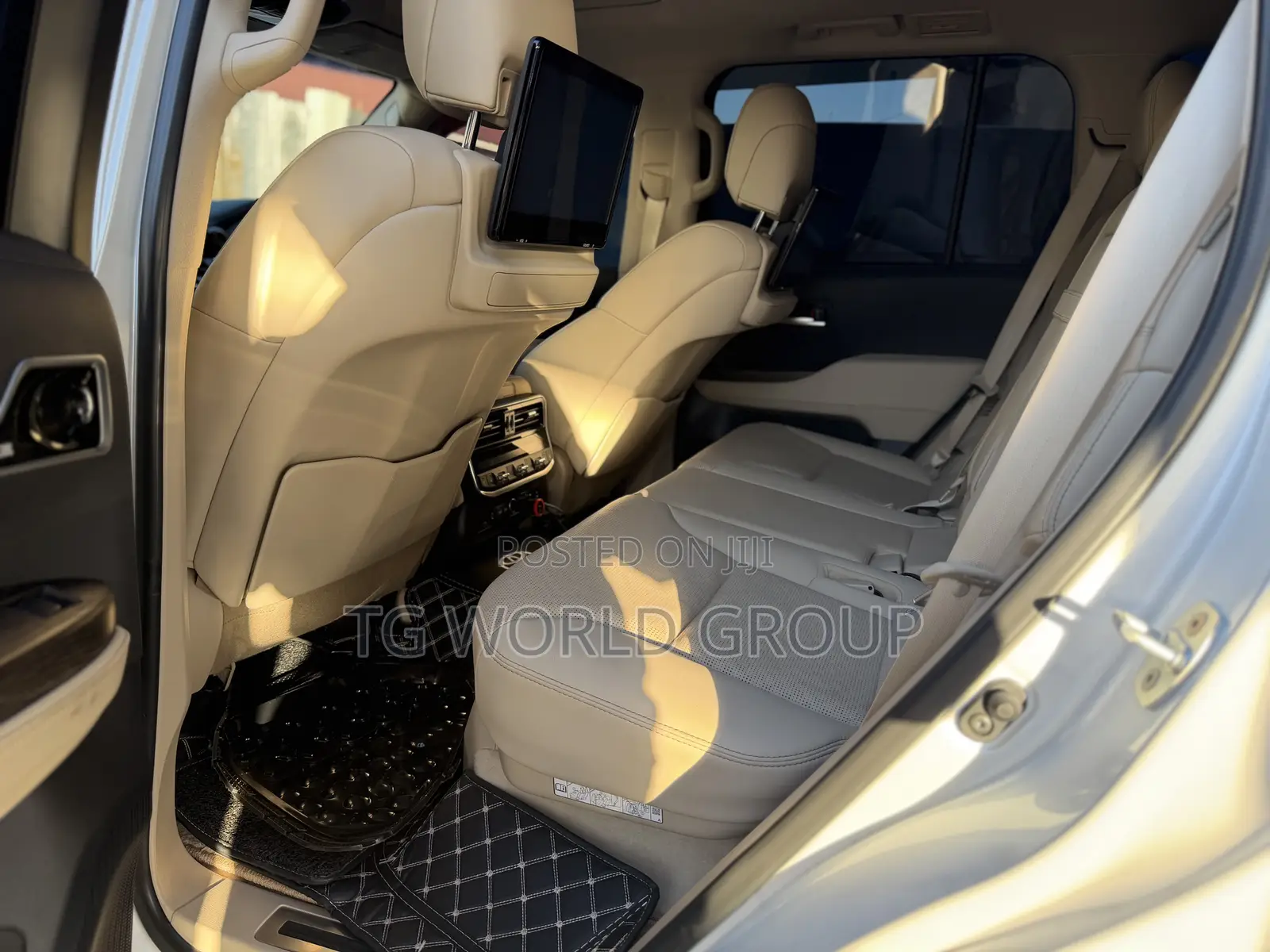 Toyota Land Cruiser LC300 2024 White