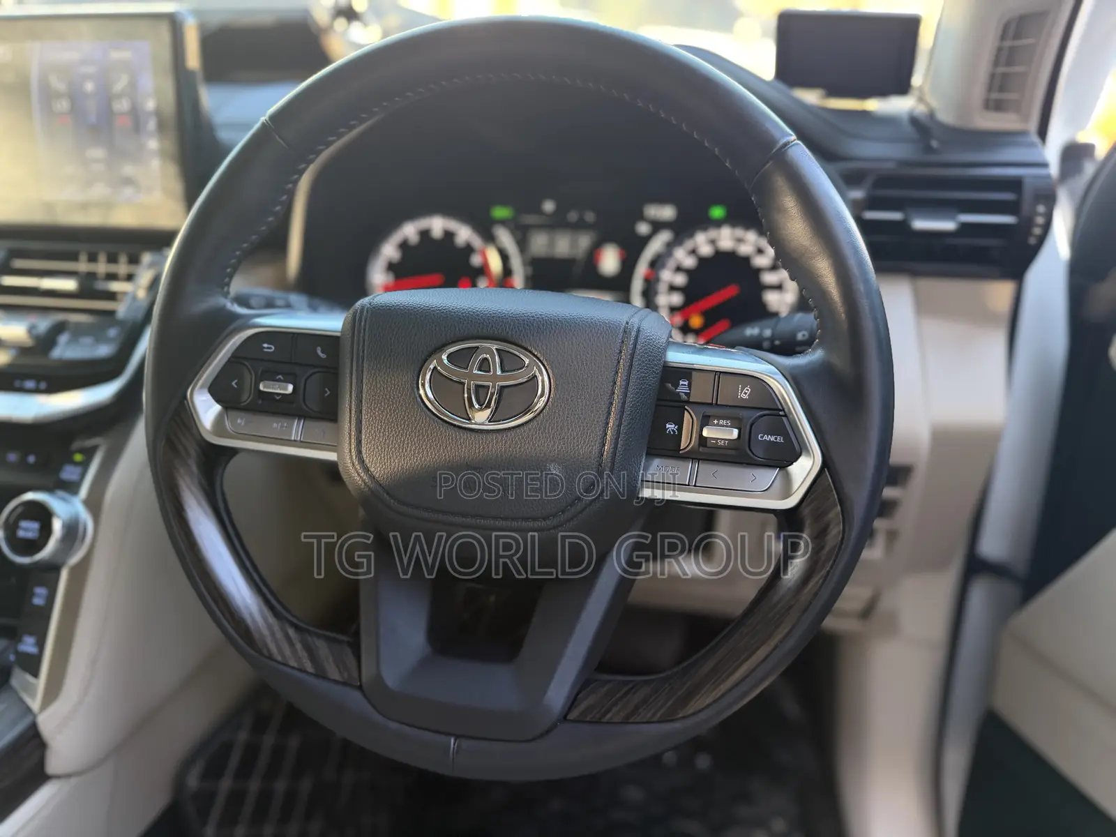 Toyota Land Cruiser LC300 2024 White