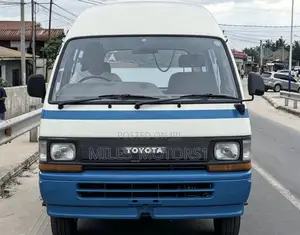 Toyota HiAce 2005 White