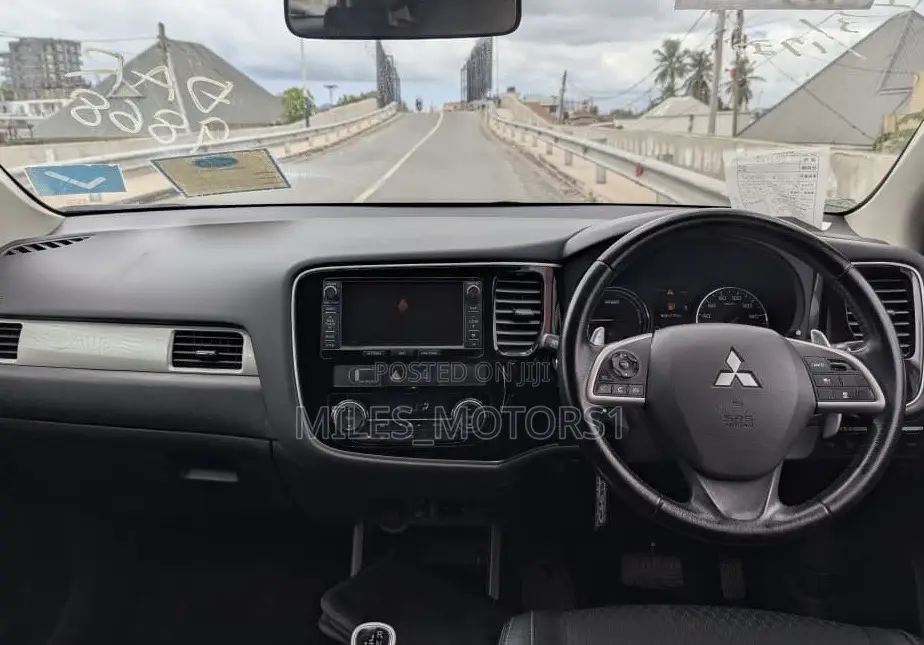 Mitsubishi Outlander PHEV 2018 White