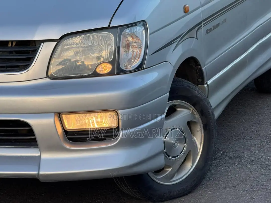 Toyota LiteAce Noah 2000 Silver