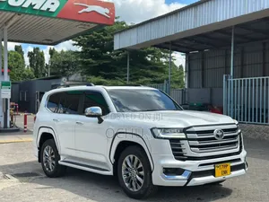 Toyota Land Cruiser LC300 2024 White