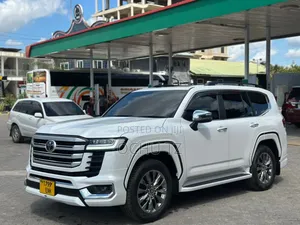 Toyota Land Cruiser LC300 2024 White