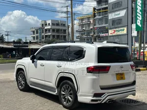 Toyota Land Cruiser LC300 2024 White
