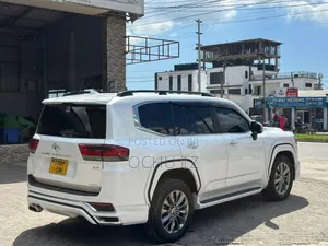 Toyota Land Cruiser LC300 2024 White