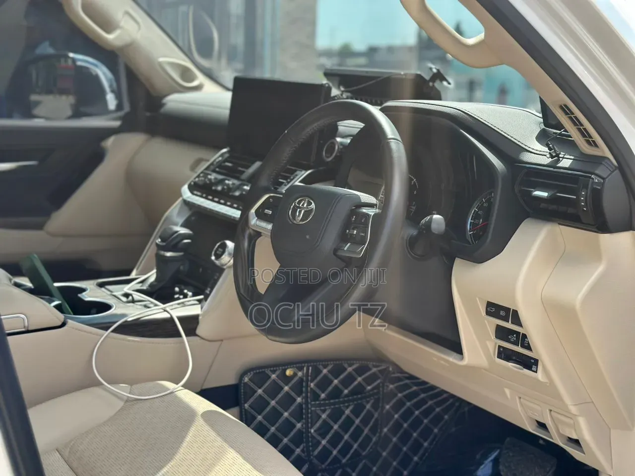 Toyota Land Cruiser LC300 2024 White