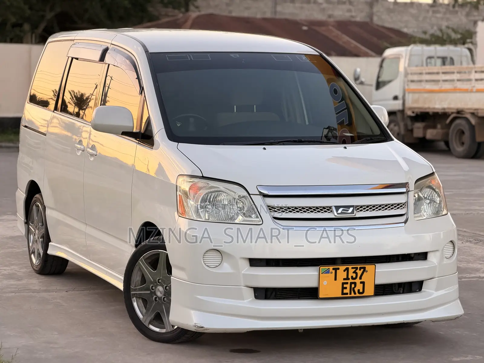 Toyota Noah 2005 White