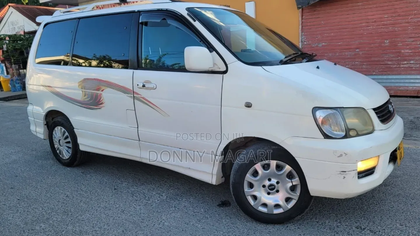 Toyota Noah 2001 Silver