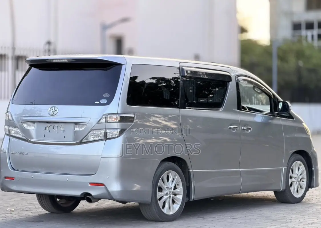 Toyota Vellfire 2010 Silver