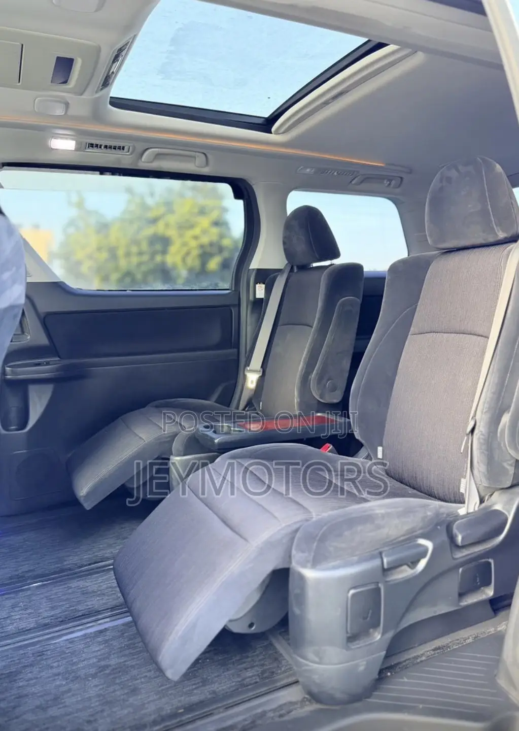 Toyota Vellfire 2010 Silver