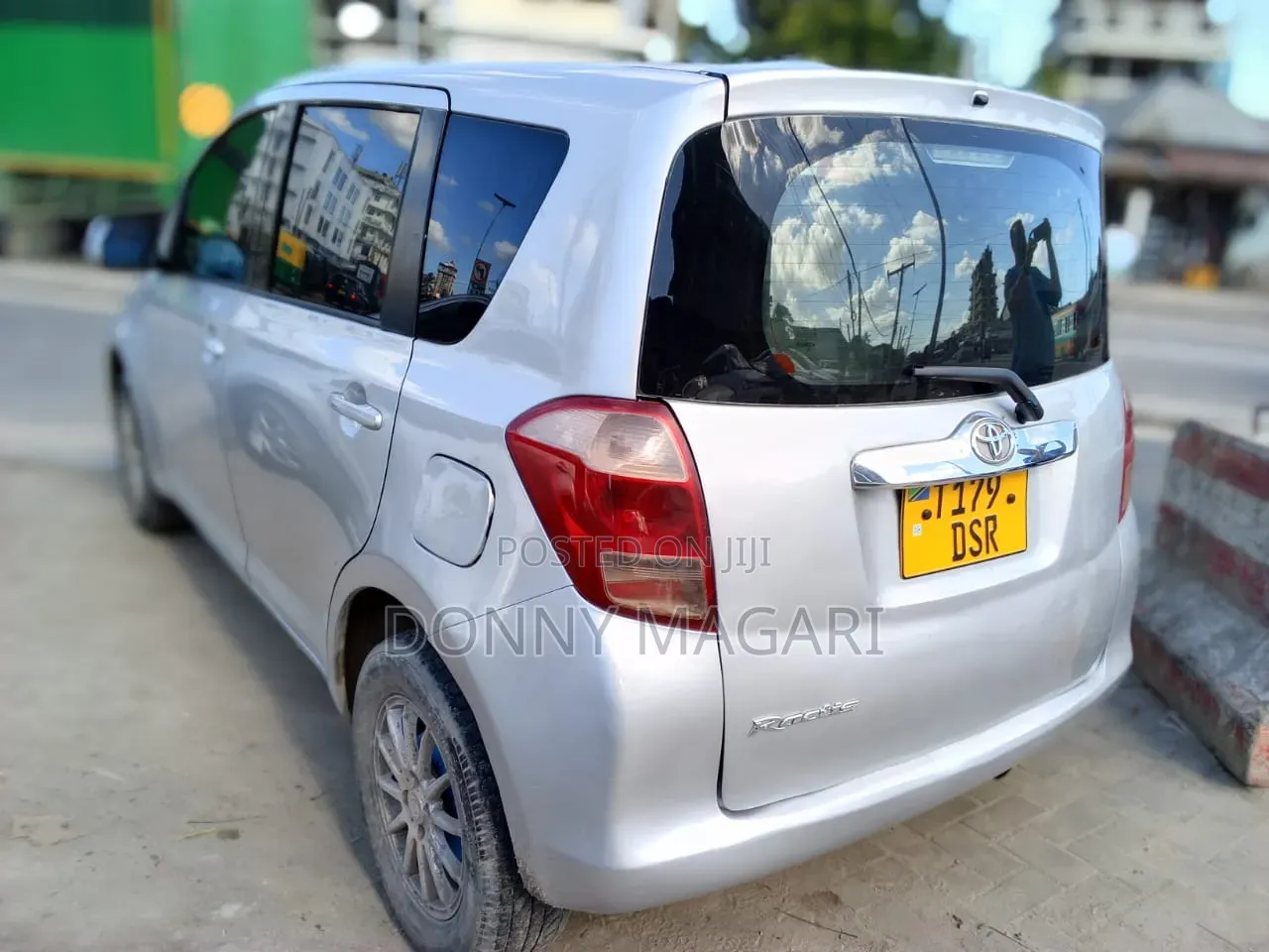 Toyota Ractis 2010 Silver
