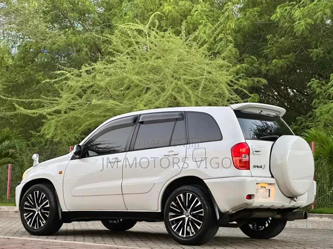 Toyota RAV4 Automatic 2000 White