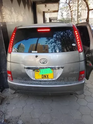 Toyota ISIS 2010 Gray