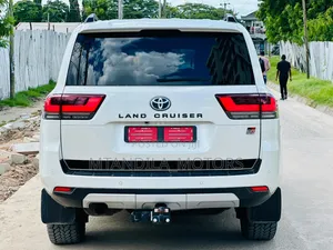 Toyota Land Cruiser LC300 2024 White