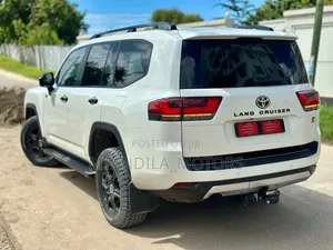 Toyota Land Cruiser LC300 2024 White