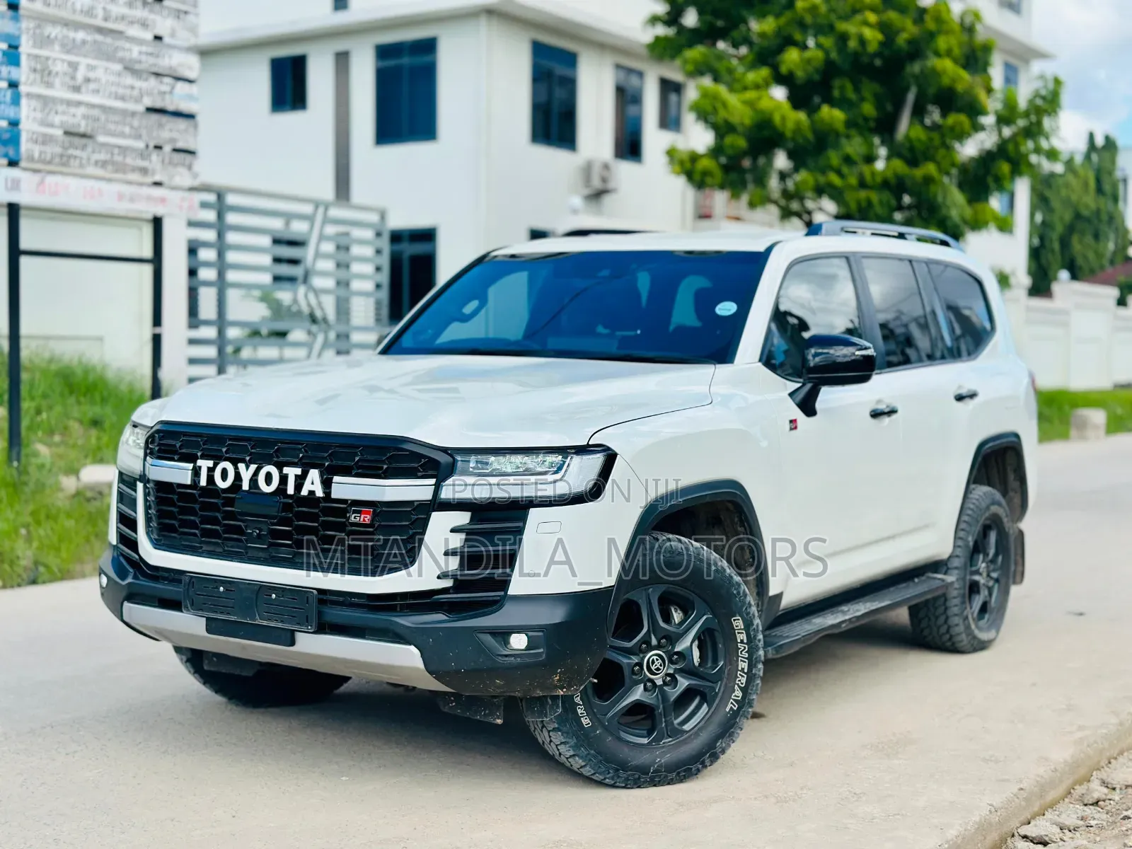 Toyota Land Cruiser LC300 2024 White