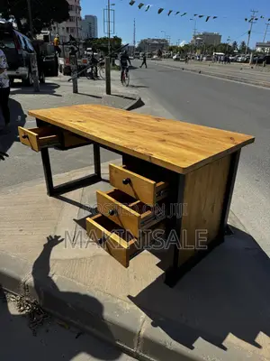 Meza Ya Kusomea. Imara Na Ngumu