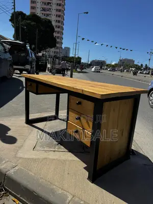 Meza Ya Kusomea. Imara Na Ngumu