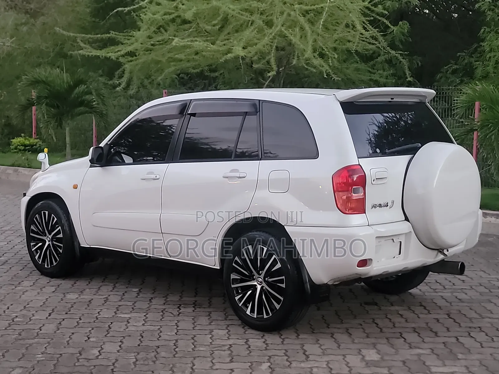 Toyota RAV4 Automatic 2000 White