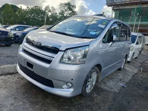 Toyota Noah 2.0 143hp AWD (7 Seater) 2009 Silver