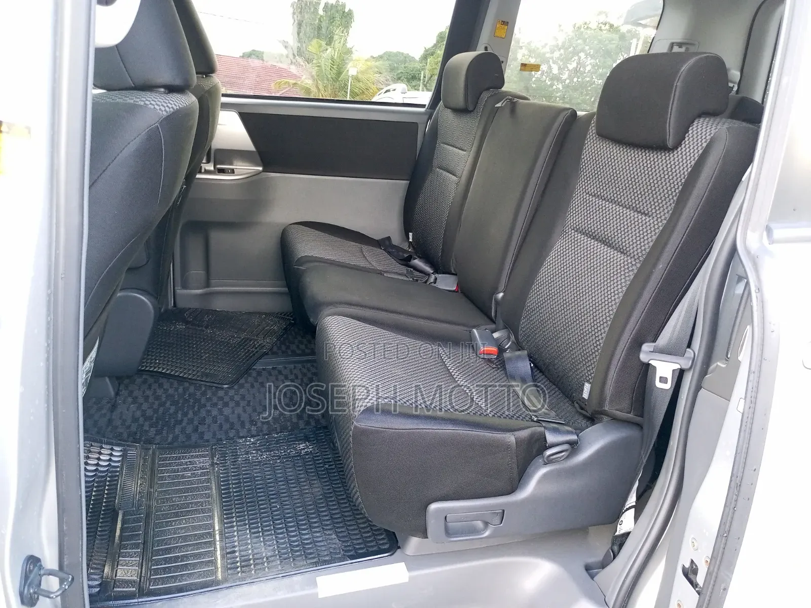 Toyota Noah 2.0 143hp AWD (7 Seater) 2009 Silver