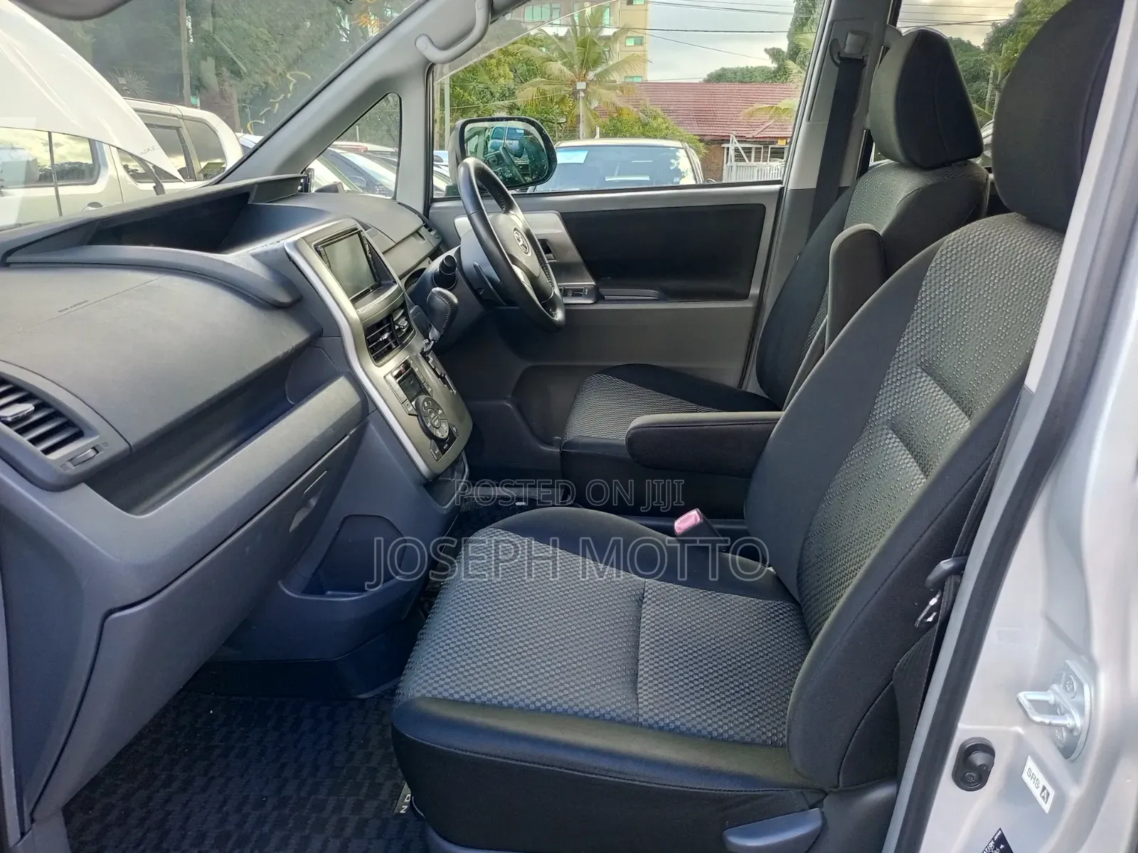 Toyota Noah 2.0 143hp AWD (7 Seater) 2009 Silver