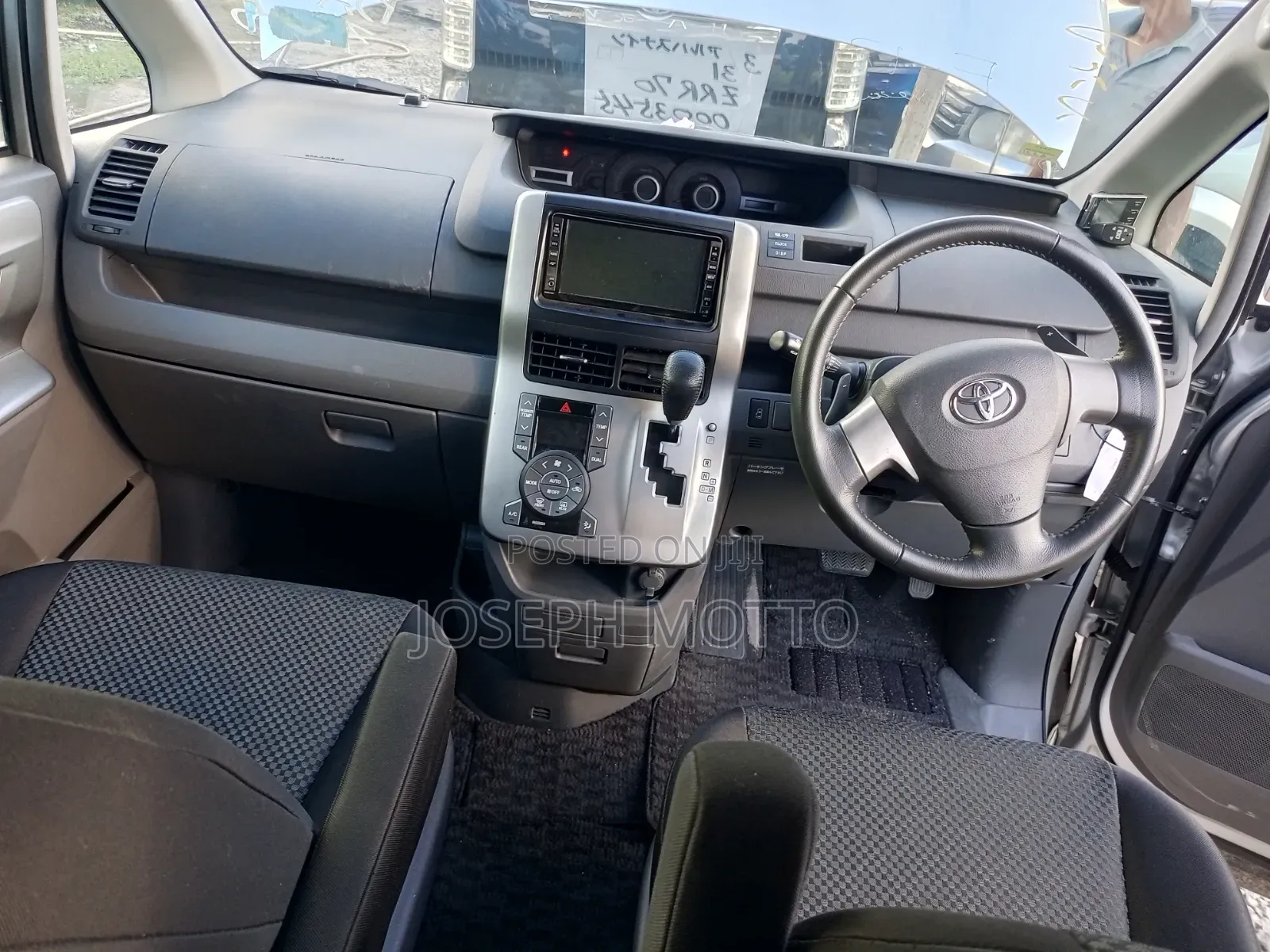 Toyota Noah 2.0 143hp AWD (7 Seater) 2009 Silver