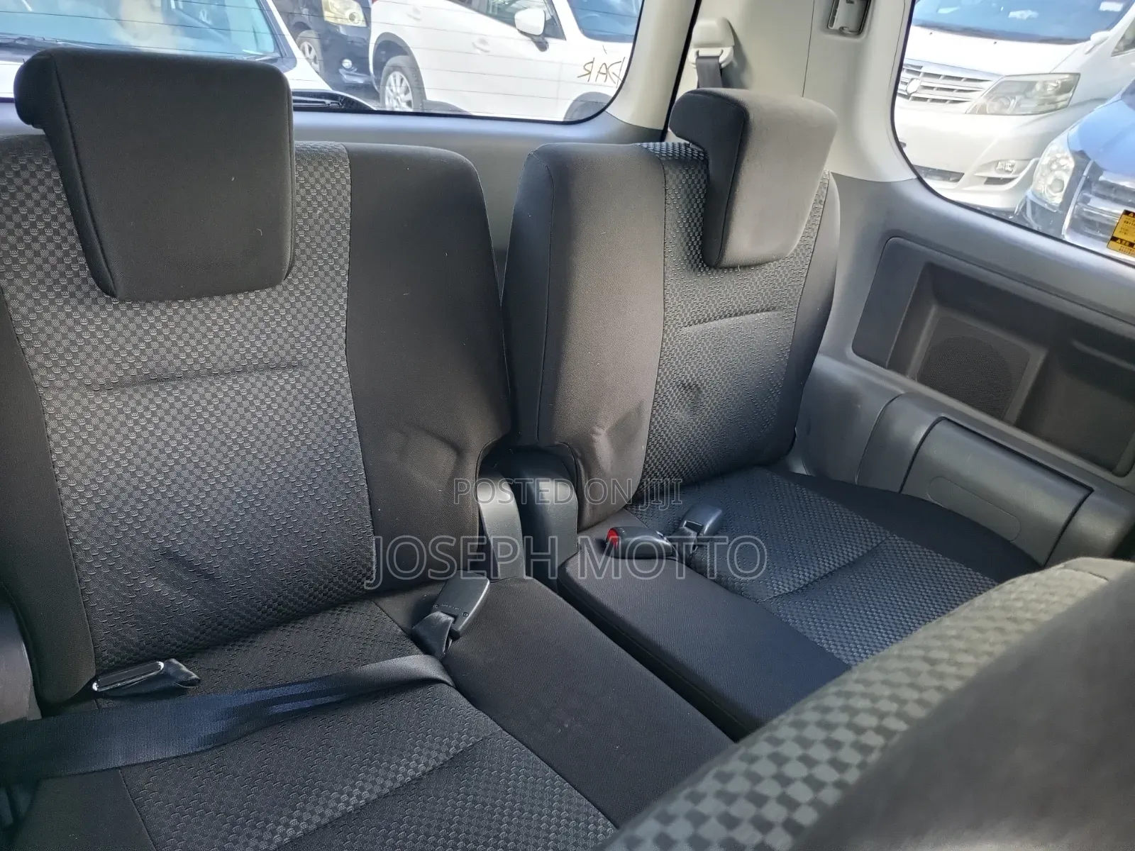 Toyota Noah 2.0 143hp AWD (7 Seater) 2009 Silver